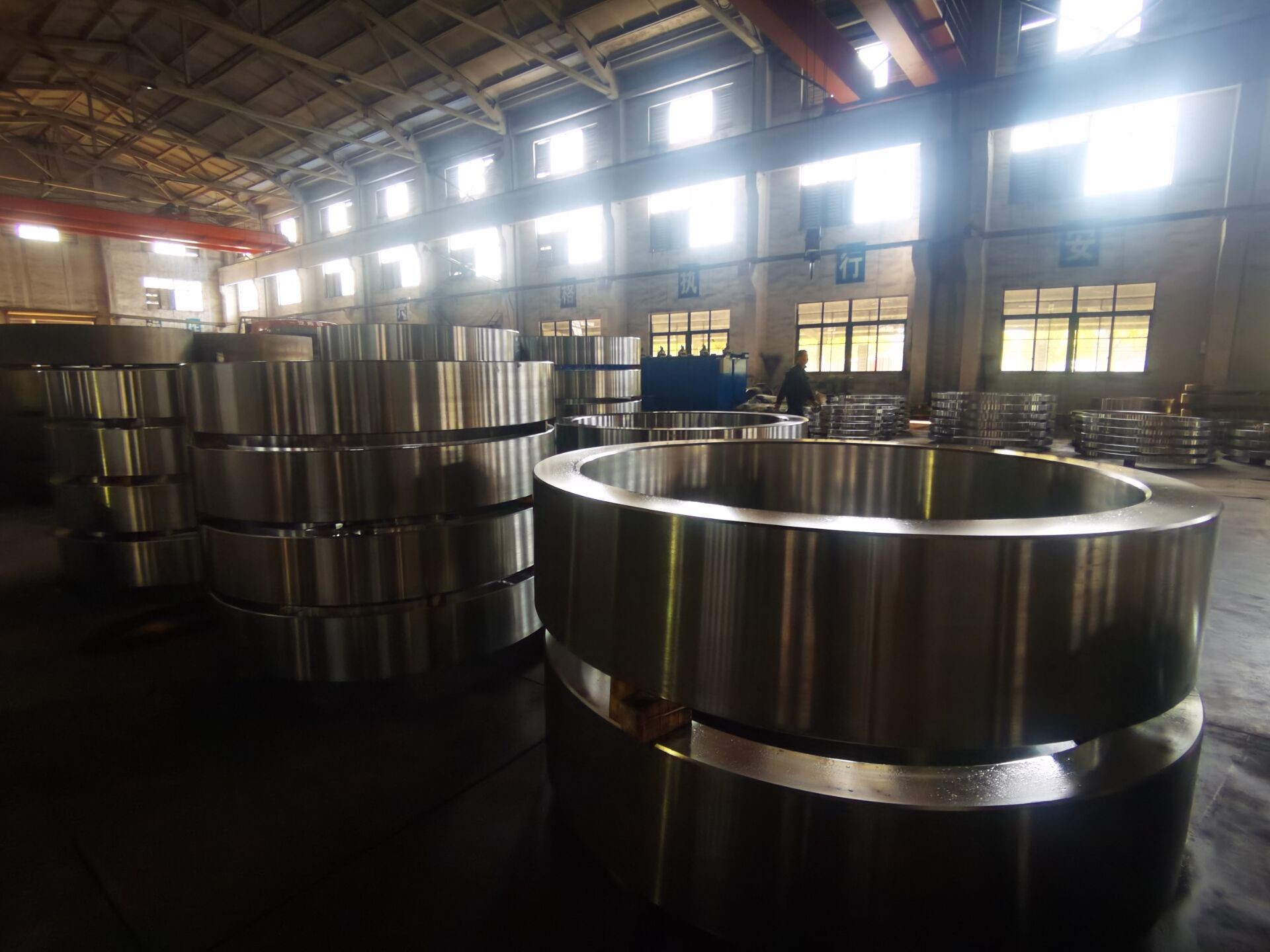 Wärmebehandlung QT-geschmiedete Stahlringe, die Maßgenauigkeit von 1000 bis 7800 mm bieten, ideal für Struktur- und Schwerindustrie