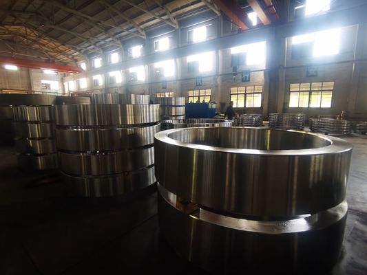 Wärmebehandlung QT-geschmiedete Stahlringe, die Maßgenauigkeit von 1000 bis 7800 mm bieten, ideal für Struktur- und Schwerindustrie